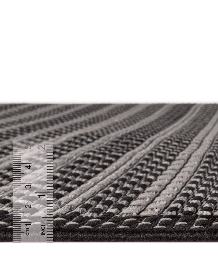 Detail image of 6' x 9' Easy-Clean Border Indoor / Outdoor Rug