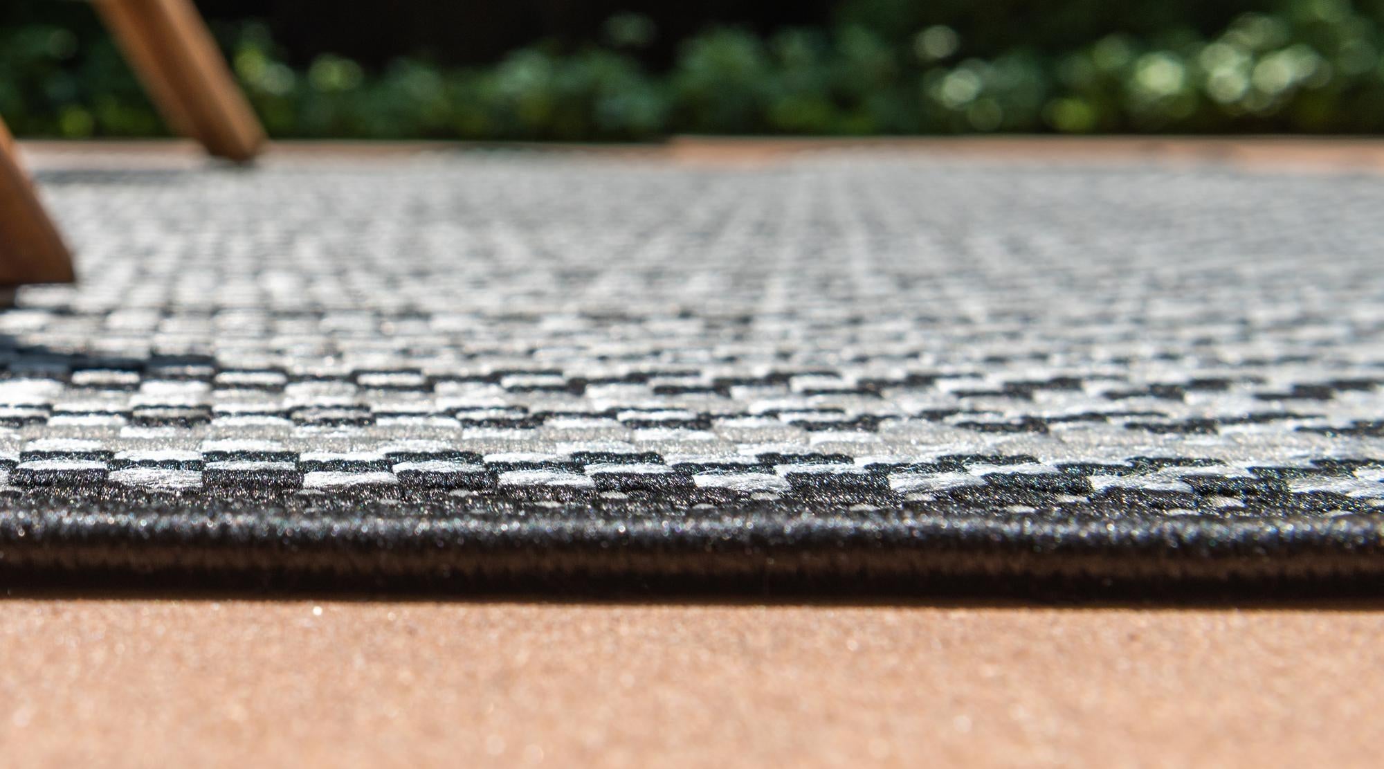5' 3 x 8' Easy-Clean Border Indoor / Outdoor Rug