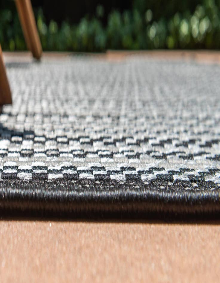 Detail image of 7' x 10'  Washable Border Indoor / Outdoor Rug