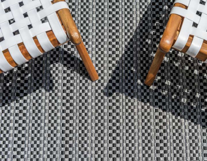5' 3 x 8' Easy-Clean Border Indoor / Outdoor Rug