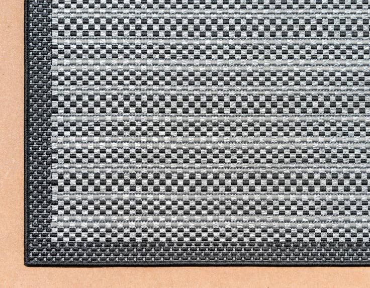 Detail image of 6' x 9' Easy-Clean Border Indoor / Outdoor Rug