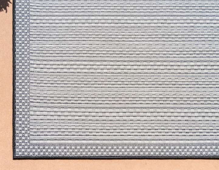 5' 3 x 8' Easy-Clean Border Indoor / Outdoor Rug