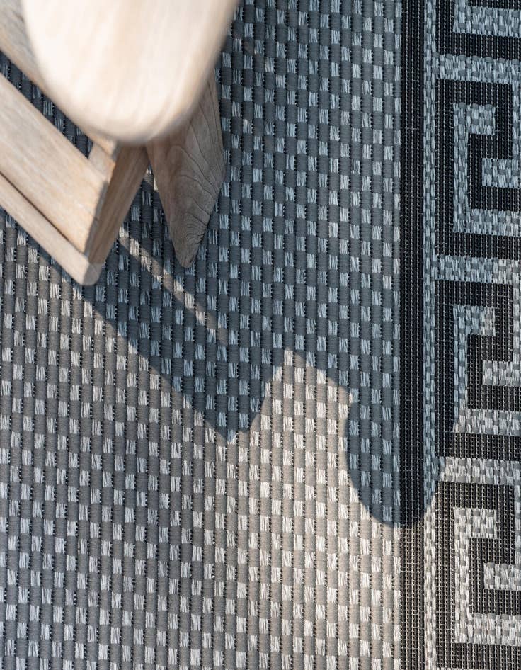Detail image of 5' 3 x 8' Easy-Clean Border Indoor / Outdoor Rug