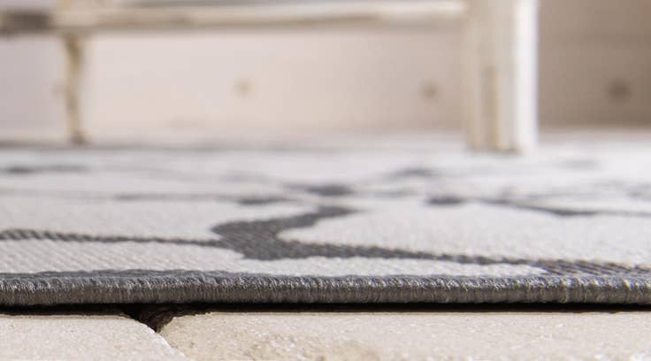 Detail image of 5' 3 x 8' Easy-Clean Botanical Indoor / Outdoor Rug