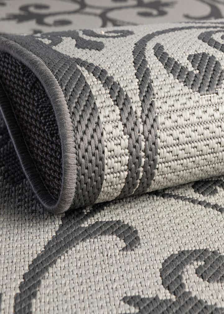 7' x 10' Easy-Clean Botanical Indoor / Outdoor Rug