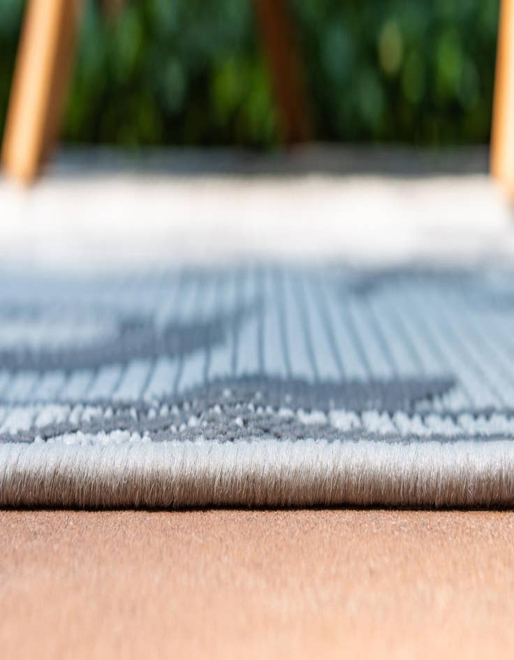 Detail image of 7' x 10'  Washable Botanical Indoor / Outdoor Rug