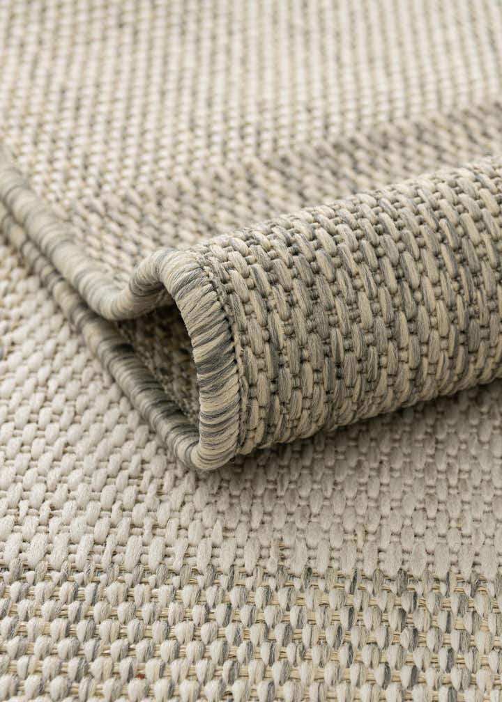 6' x 9' Easy-Clean Checkered Indoor / Outdoor Rug