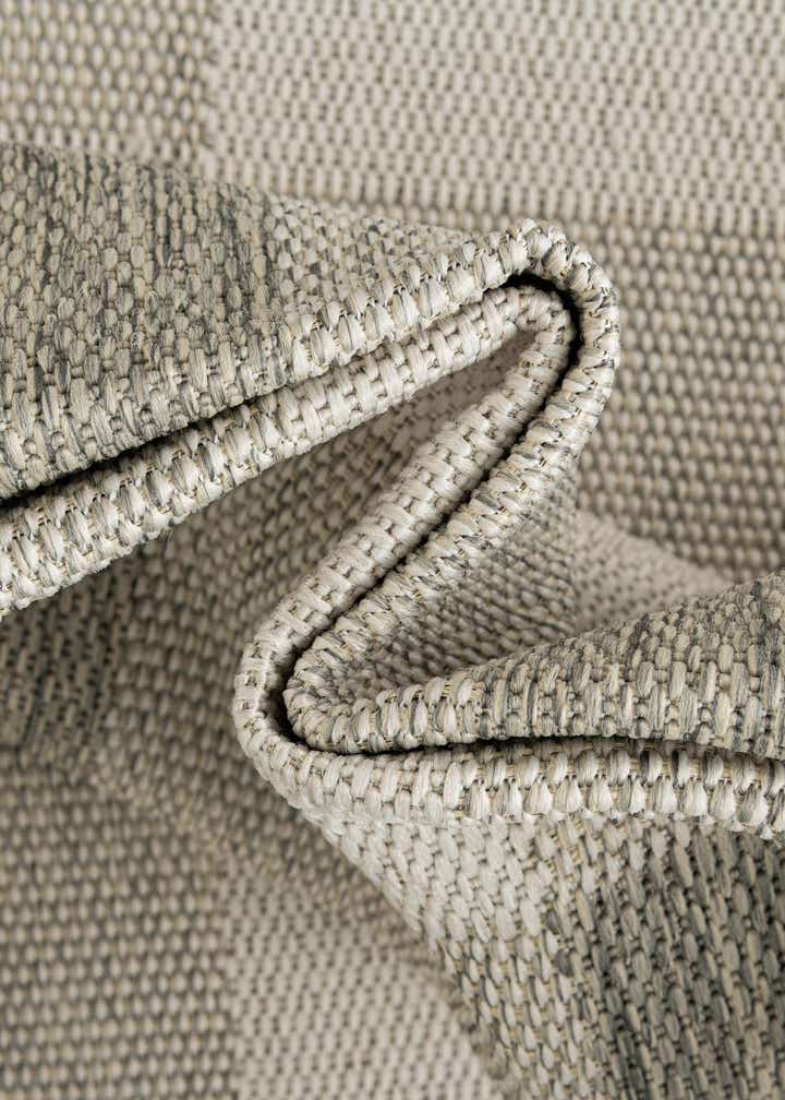 6' x 9' Easy-Clean Checkered Indoor / Outdoor Rug