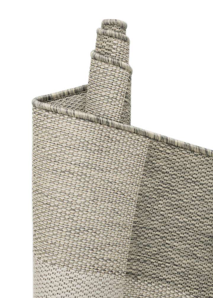 6' x 9' Easy-Clean Checkered Indoor / Outdoor Rug