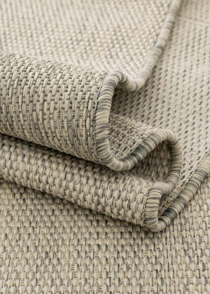 6' x 9' Easy-Clean Checkered Indoor / Outdoor Rug