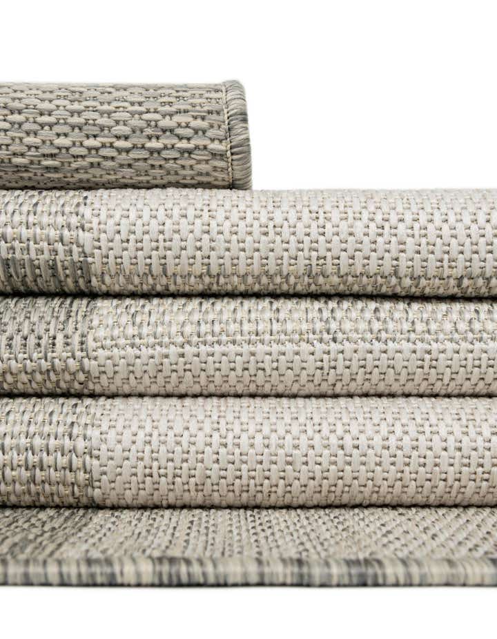 6' x 9' Easy-Clean Checkered Indoor / Outdoor Rug