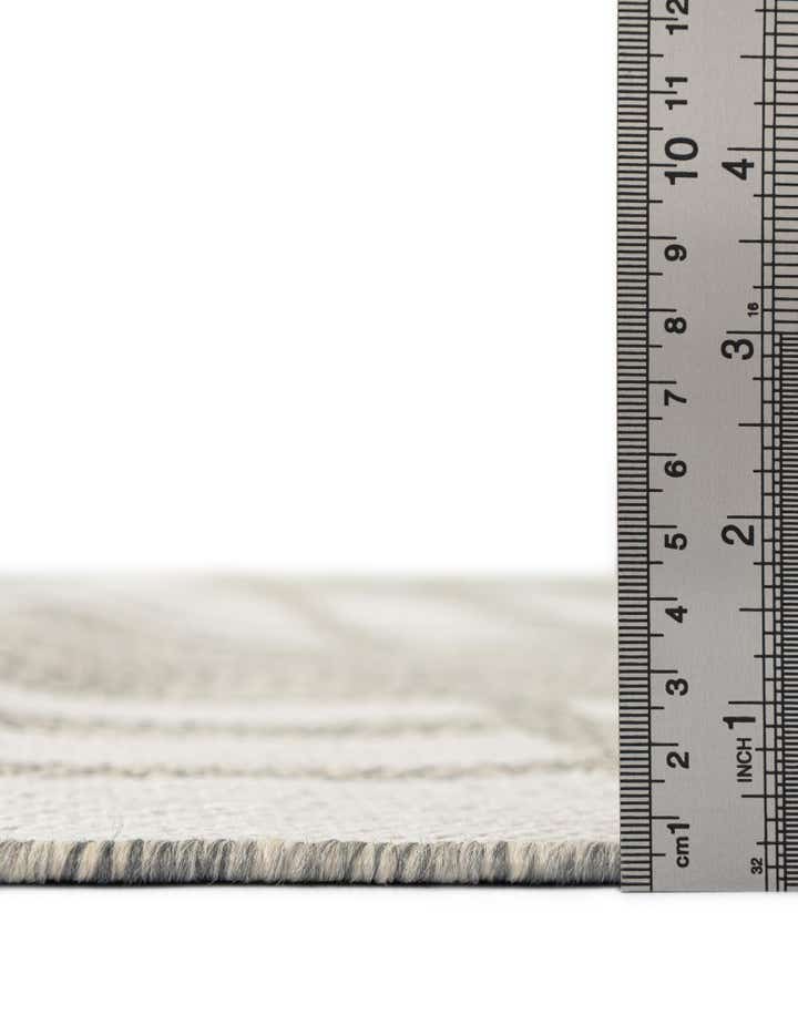 6' x 9' Easy-Clean Checkered Indoor / Outdoor Rug