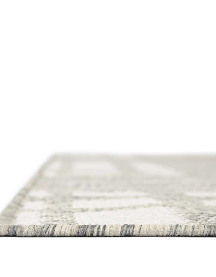 6' x 9' Easy-Clean Checkered Indoor / Outdoor Rug