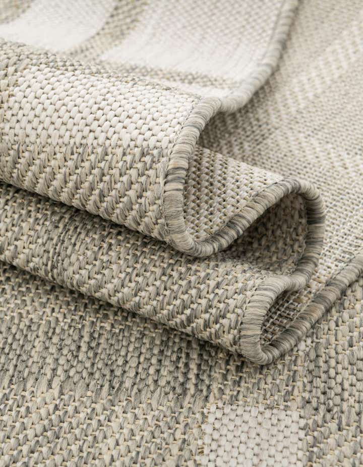 6' x 9' Easy-Clean Checkered Indoor / Outdoor Rug