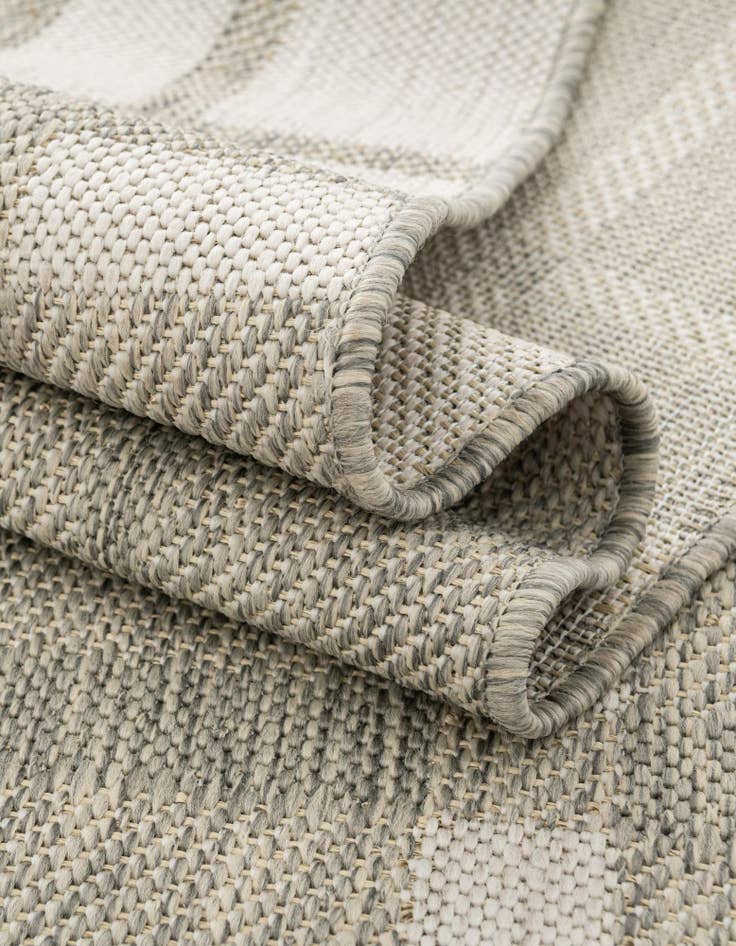 Detail image of 7' 10 x 10' Easy-Clean Checkered Indoor / Outdoor Rug