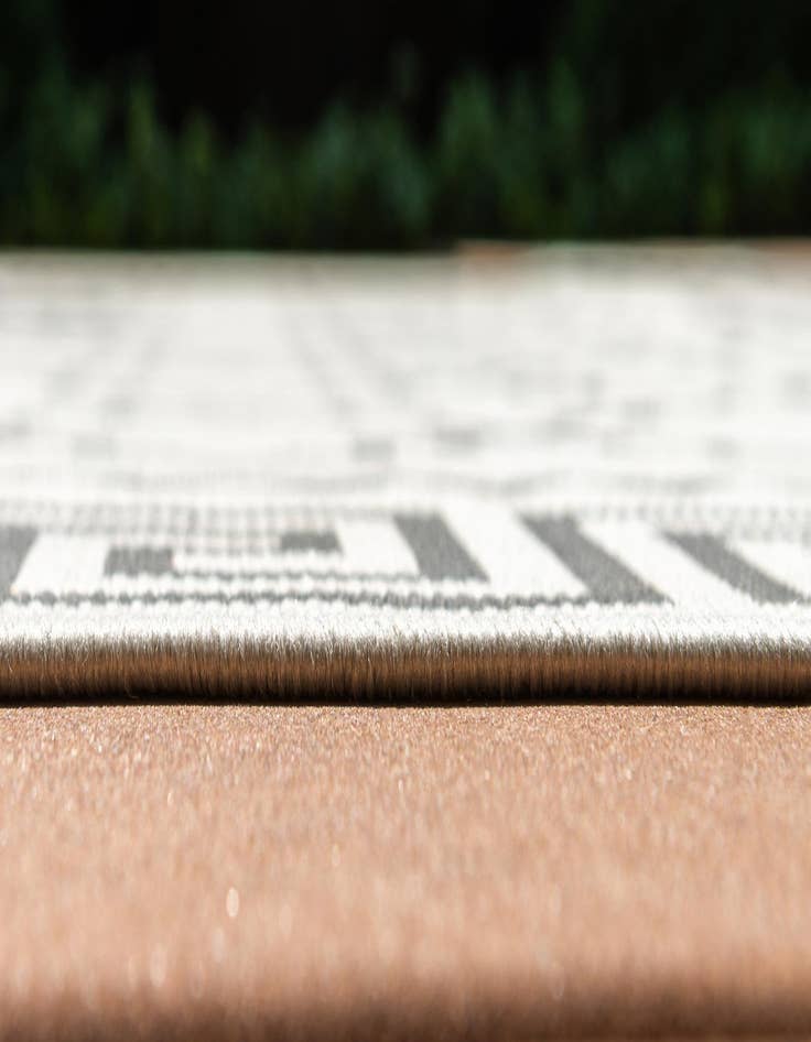 Detail image of 2' 2 x 3' Washable Lattice Indoor / Outdoor Rug