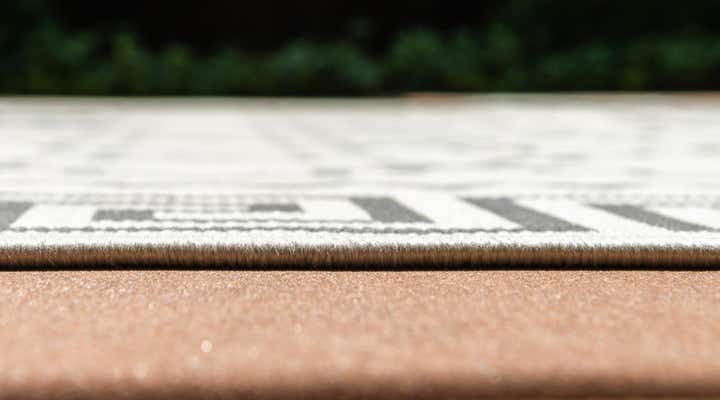3' 3 x 5' Easy-Clean Lattice Indoor / Outdoor Rug