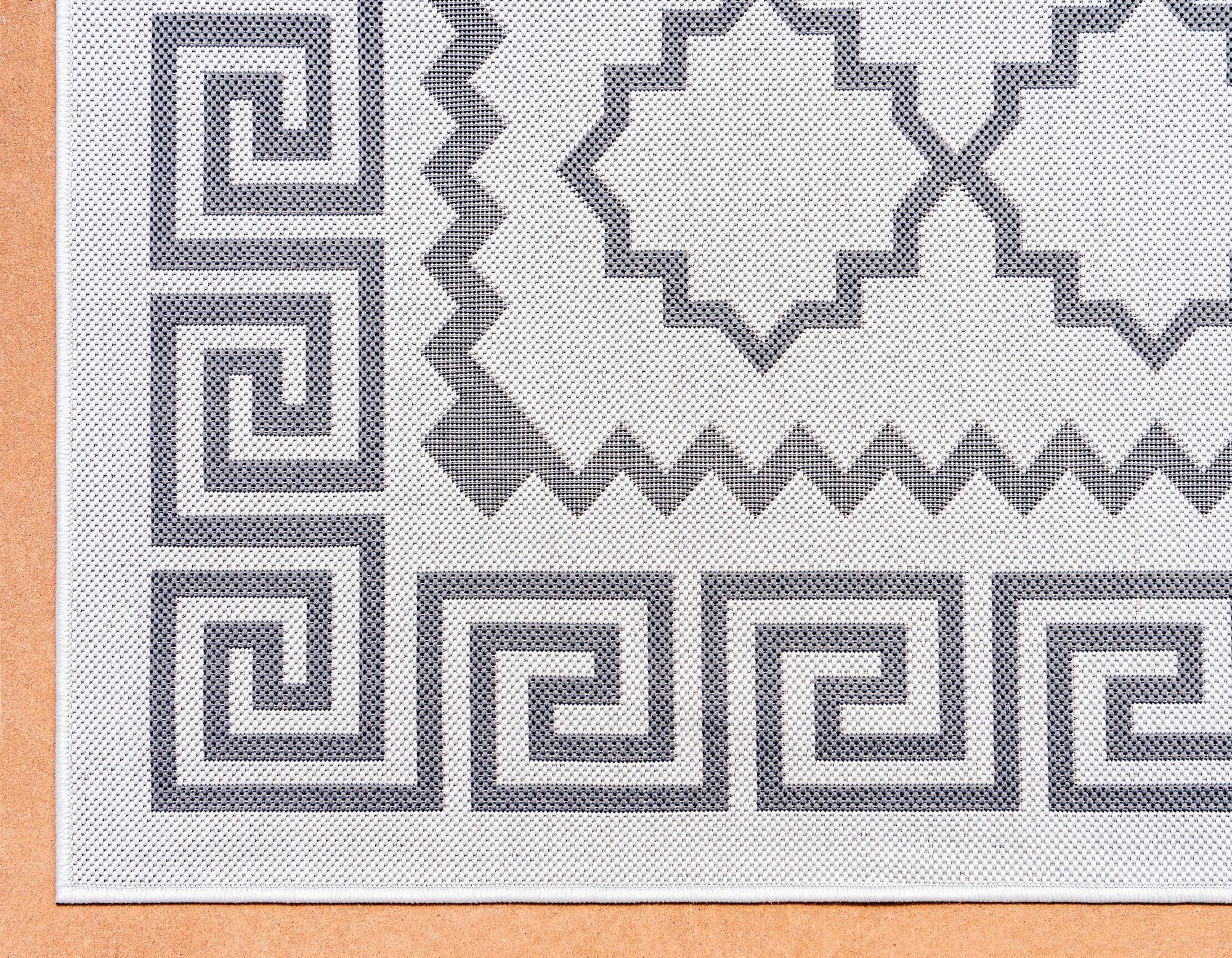 3' 3 x 5' Easy-Clean Lattice Indoor / Outdoor Rug