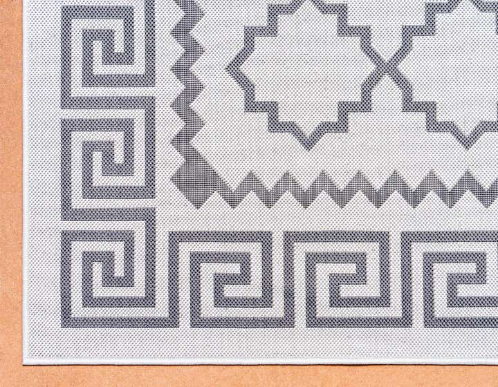 3' 3 x 5' Easy-Clean Lattice Indoor / Outdoor Rug