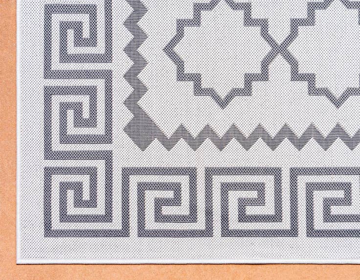 Detail image of 8' x 11' 4 Easy-Clean Lattice Indoor / Outdoor Rug