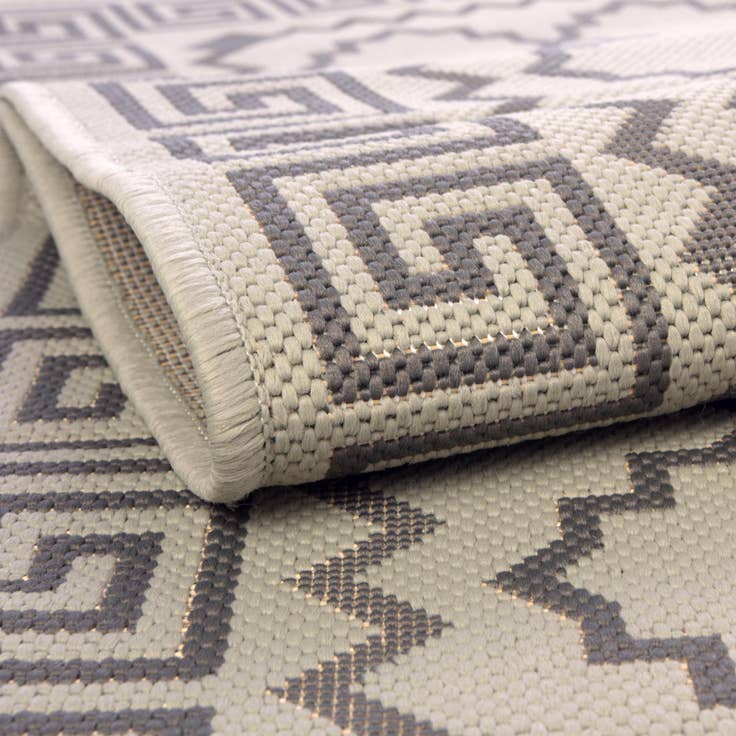 Detail image of 8' x 11' 4 Easy-Clean Lattice Indoor / Outdoor Rug