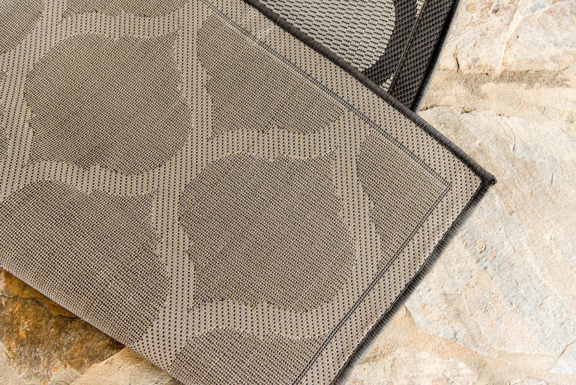 6' x 9' Easy-Clean Lattice Indoor / Outdoor Rug
