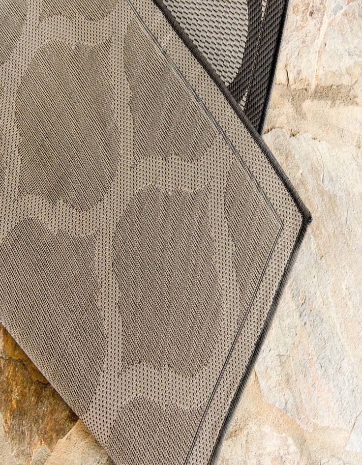 Detail image of 5' 3 x 8' Easy-Clean Lattice Indoor / Outdoor Rug