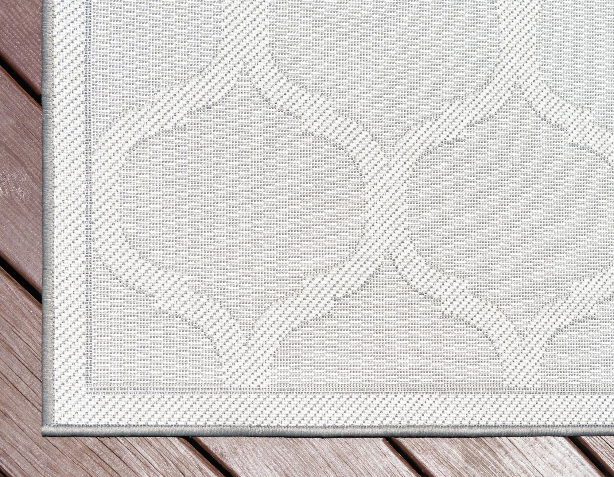 6' x 9' Easy-Clean Lattice Indoor / Outdoor Rug