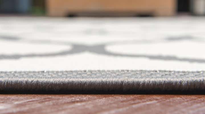 7' x 10' Easy-Clean Lattice Indoor / Outdoor Rug