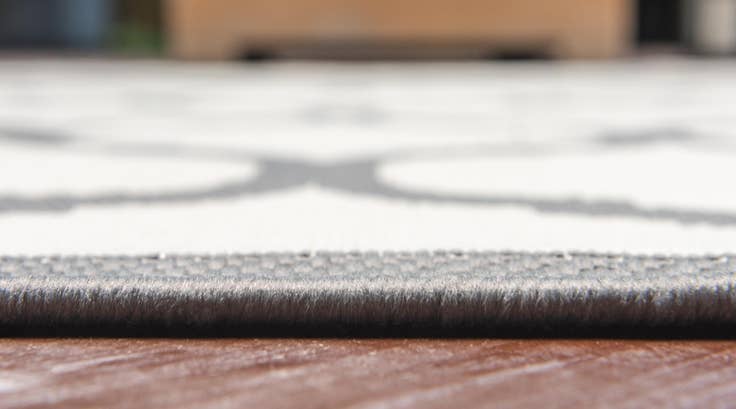 Detail image of 7' x 10' Easy-Clean Lattice Indoor / Outdoor Rug