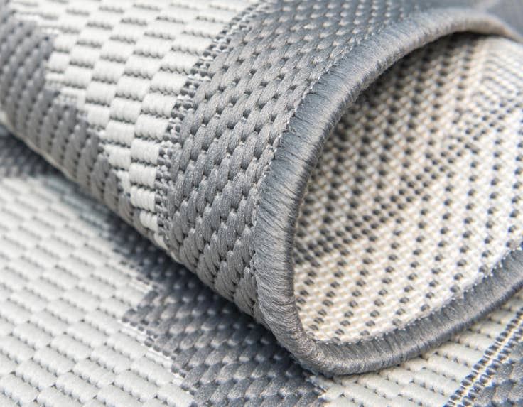 Detail image of 7' x 10' Easy-Clean Lattice Indoor / Outdoor Rug