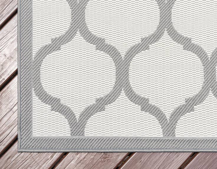 Detail image of 7' x 10' Easy-Clean Lattice Indoor / Outdoor Rug