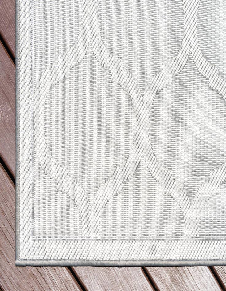 Detail image of 5' 3 x 8' Easy-Clean Lattice Indoor / Outdoor Rug