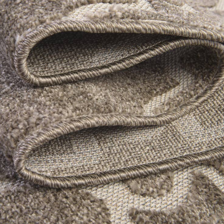 Detail image of 8' x 10' Easy-Clean Lattice Indoor / Outdoor Rug