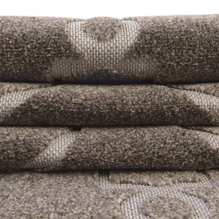 Detail image of 8' x 10' Easy-Clean Lattice Indoor / Outdoor Rug