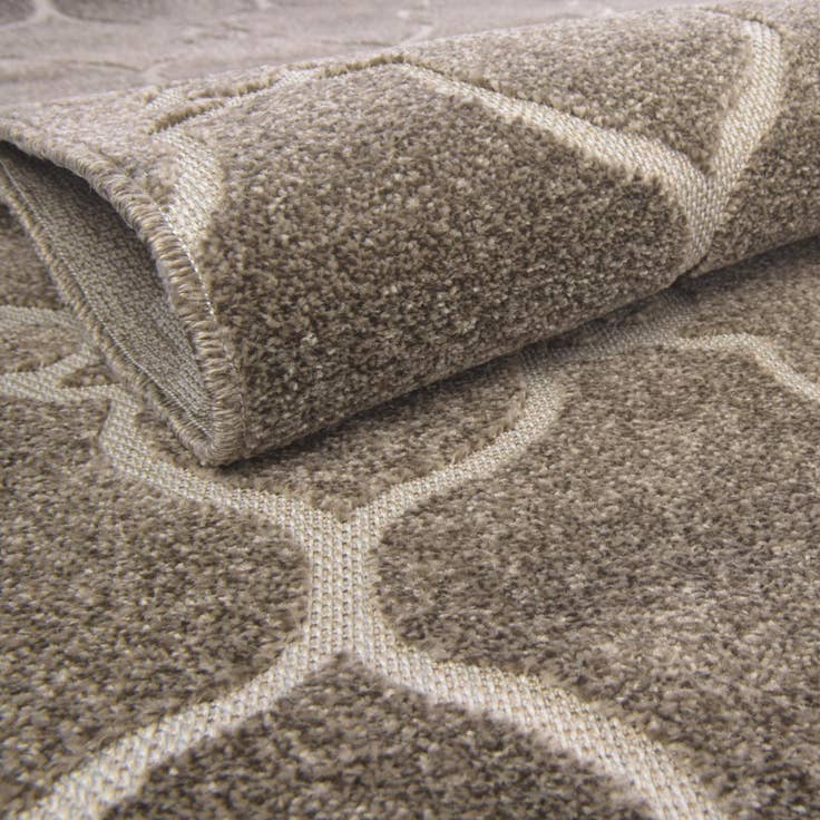Detail image of 8' x 10' Easy-Clean Lattice Indoor / Outdoor Rug