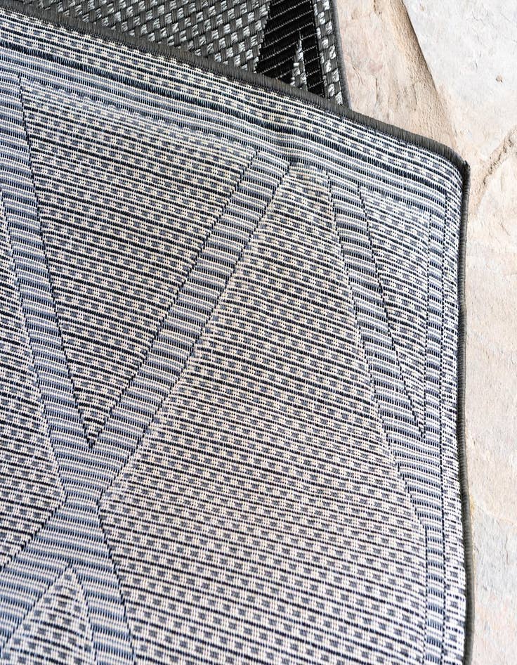 Detail image of 9' x 12' Washable Lattice Indoor / Outdoor Rug