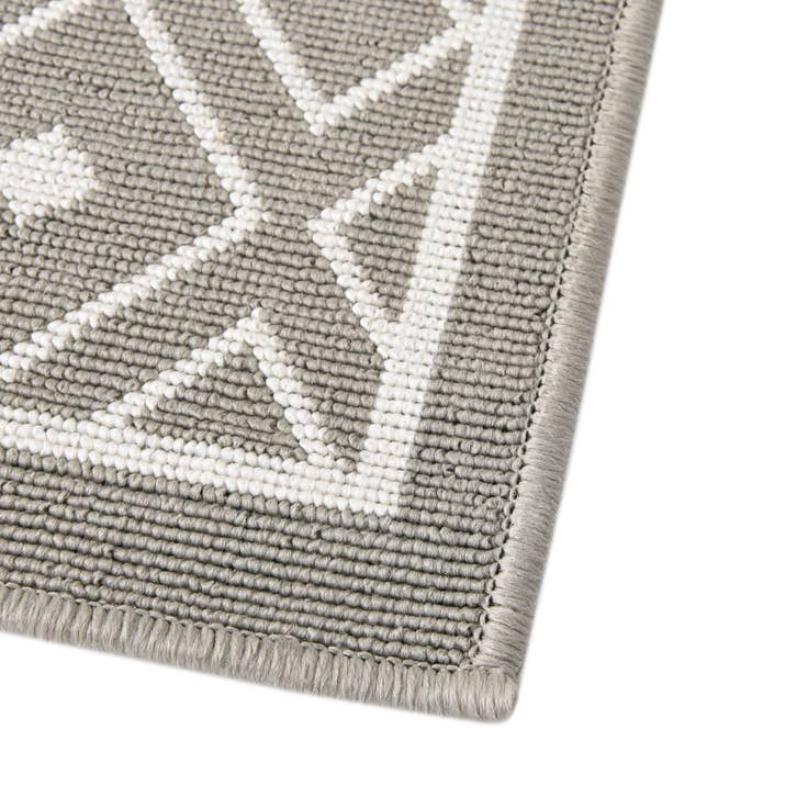 Detail image of 7' 10 x 10' Easy-Clean Lattice Indoor / Outdoor Rug