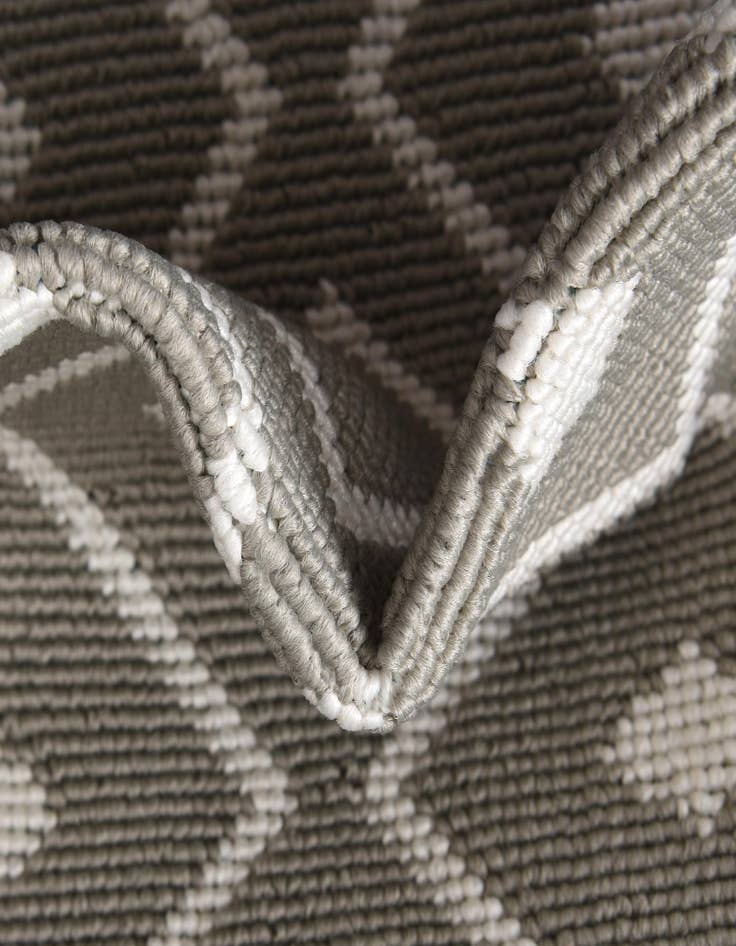 Detail image of 7' 10 x 10' Easy-Clean Lattice Indoor / Outdoor Rug