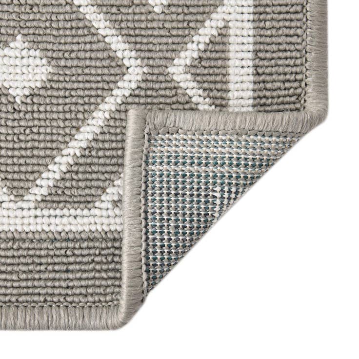 Detail image of 7' 10 x 10' Easy-Clean Lattice Indoor / Outdoor Rug