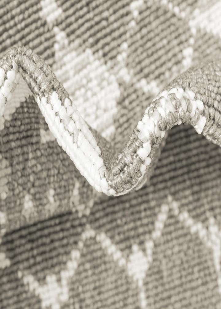 5' 3 x 8' Easy-Clean Lattice Indoor / Outdoor Rug