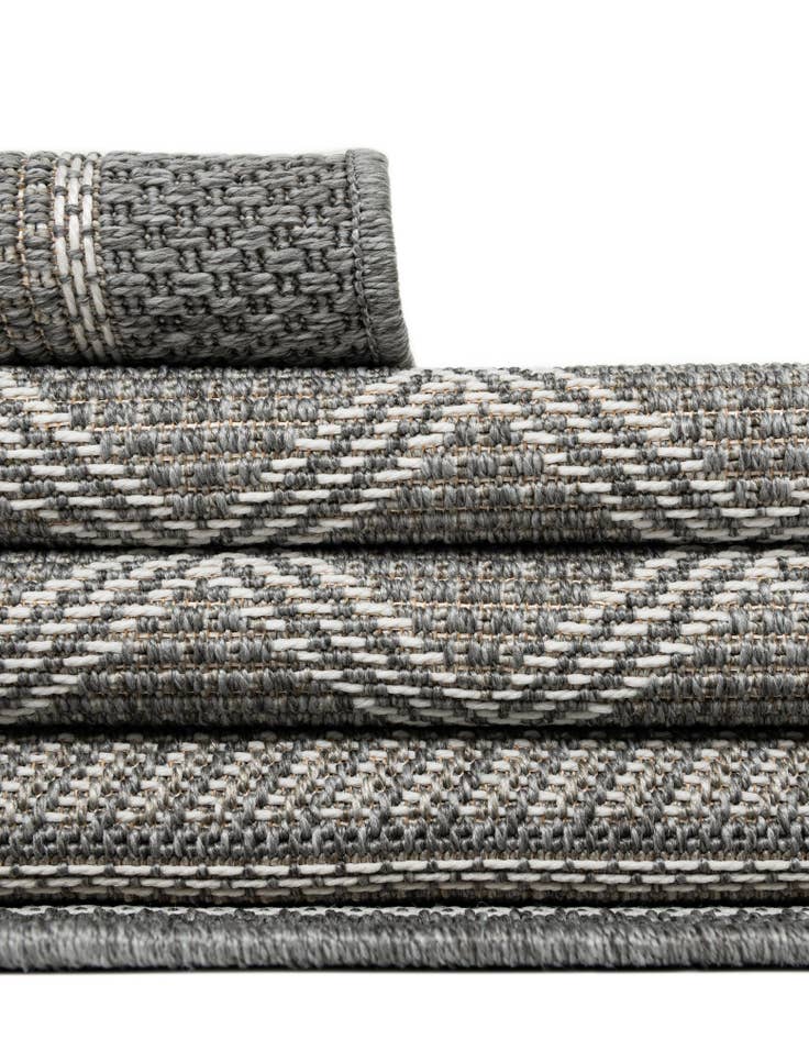 Detail image of 4' 1 x 6' 1 Washable Lattice Indoor / Outdoor Rug