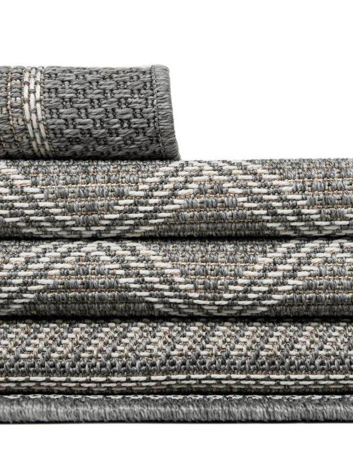 4' 1 x 6' 1 Easy-Clean Lattice Indoor / Outdoor Rug