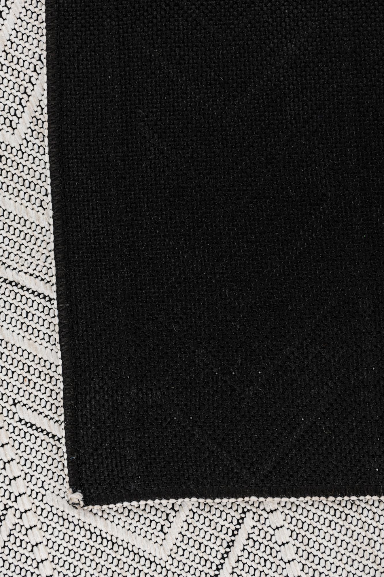5' x 7' 10 Easy-Clean Modern Indoor / Outdoor Rug