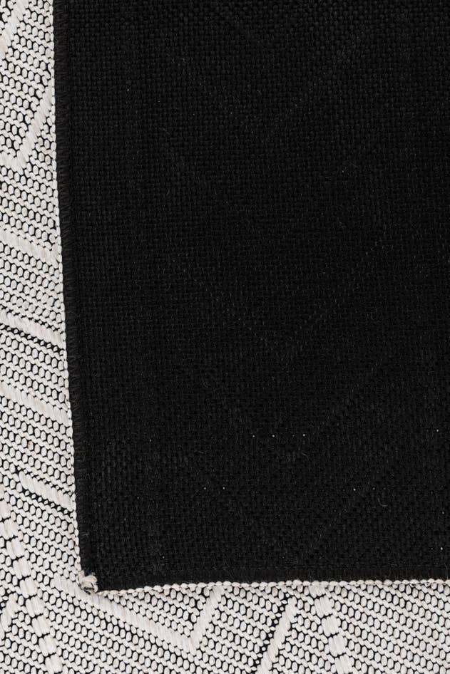 Detail image of 5' x 7' 10 Easy-Clean Modern Indoor / Outdoor Rug