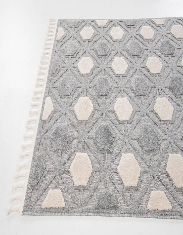 Detail image of 5' 3 x 7' 8 Easy-Clean Modern Indoor / Outdoor Rug