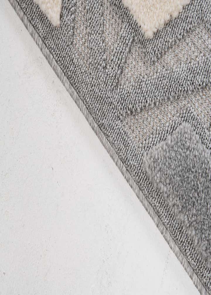 5' 3 x 7' 8 Easy-Clean Modern Indoor / Outdoor Rug