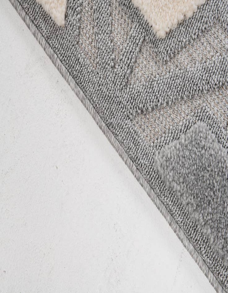 Detail image of 5' 3 x 7' 8 Easy-Clean Modern Indoor / Outdoor Rug
