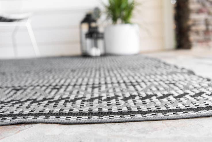 Detail image of 5' x 8' Easy-Clean Modern Indoor / Outdoor Rug