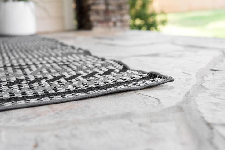 Detail image of 5' x 8' Easy-Clean Modern Indoor / Outdoor Rug